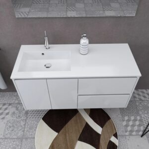 Mobile bagno t.b.t. bianco con lavabo e rubinetto in ambiente bagno.