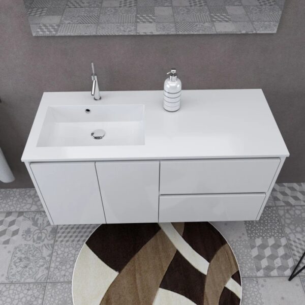 Mobile bagno t.b.t. bianco con lavabo e rubinetto in ambiente bagno.