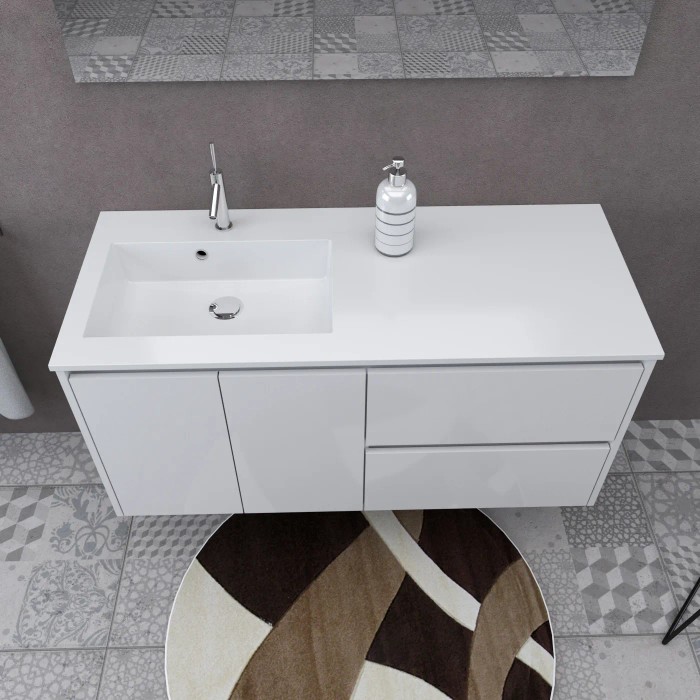 Mobile bagno t.b.t. bianco con lavabo e rubinetto in ambiente bagno.