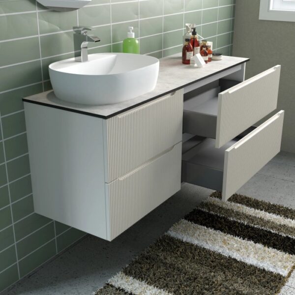 Set di mobili da bagno moderni con lavabo, mobile sottolavabo con cassetti e rubinetto.
