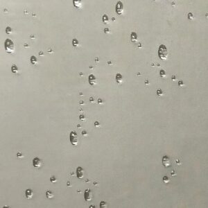 Primo piano di gocce d'acqua su un box doccia t.b.t.