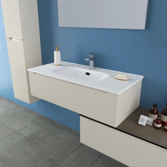 Set di mobili da bagno moderni con lavabo, specchiera e mobile base in beige.