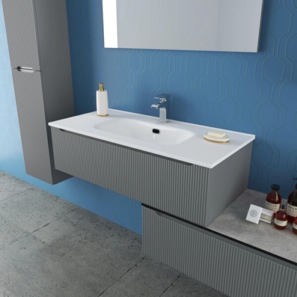 Set di mobili da bagno grigi t.b.t. con lavabo, specchiera e mobile base.