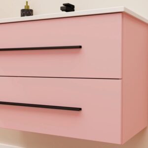 Mobile bagno rosa con maniglie nere per arredo bagno.