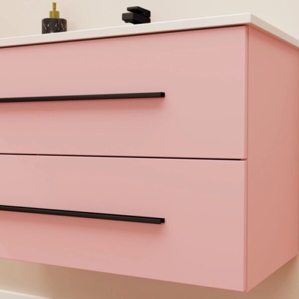 Mobile bagno rosa con maniglie nere per arredo bagno.