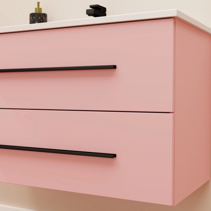 Mobile bagno rosa con maniglie nere per arredo bagno.