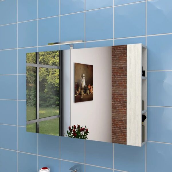 Specchiera t.b.t. con illuminazione e ripiano laterale nel bagno.