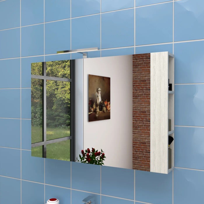 Specchiera t.b.t. con illuminazione e ripiano laterale nel bagno.