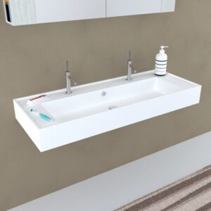 Lavabo singolo t.b.t. bianco con due rubinetti e accessori da bagno.