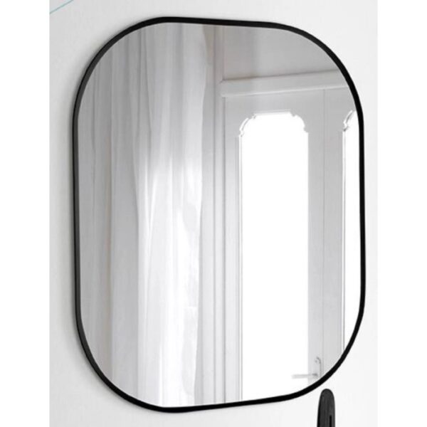 Specchio da parete rettangolare con angoli arrotondati e cornice nera.