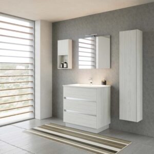 Set bagno moderno con lavabo, specchiera e mobile alto in legno chiaro.