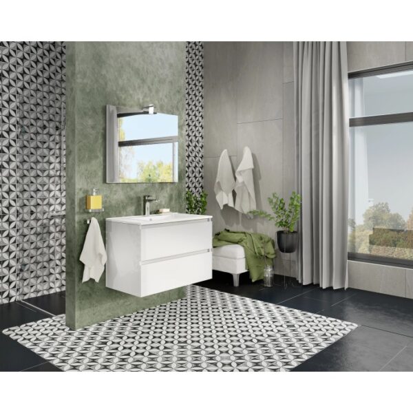 Moderno set di mobili da bagno bianchi con lavabo e specchio in bagno.