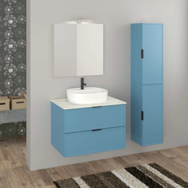 Set di mobili da bagno blu con lavabo, specchio e mobile alto per il bagno.