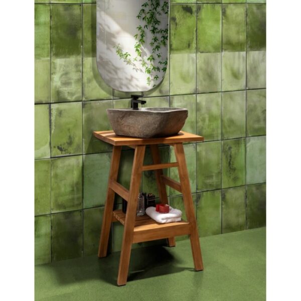 t.b.t. Mobile bagno con lavabo in pietra e struttura in legno.