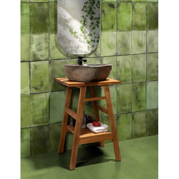 t.b.t. Mobile bagno con lavabo in pietra e struttura in legno.