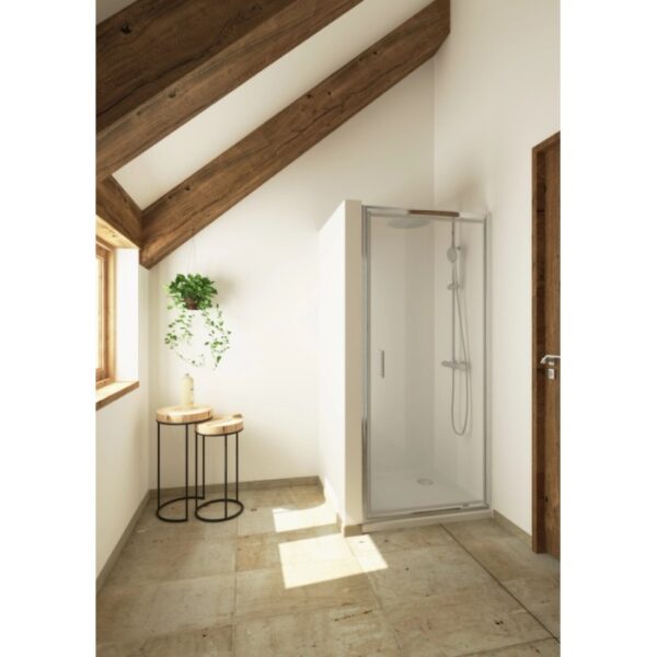 Box doccia t.b.t. con ingresso ad angolo in bagno moderno.