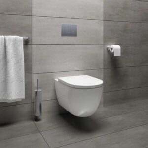 WC sospeso (t.b.t.) bianco moderno su parete grigia con accessori.