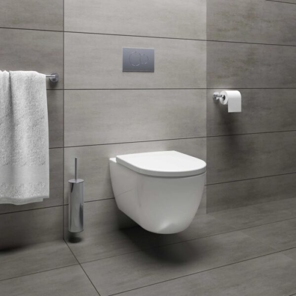 WC sospeso (t.b.t.) bianco moderno su parete grigia con accessori.