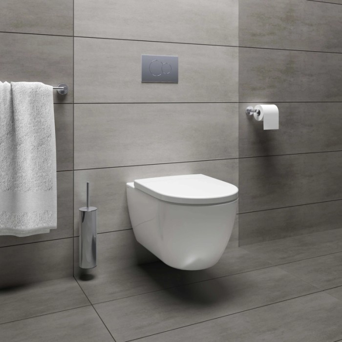 WC sospeso (t.b.t.) bianco moderno su parete grigia con accessori.