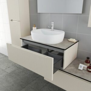 Set bagno moderno con lavabo, mobile bagno con cassetto e specchiera.