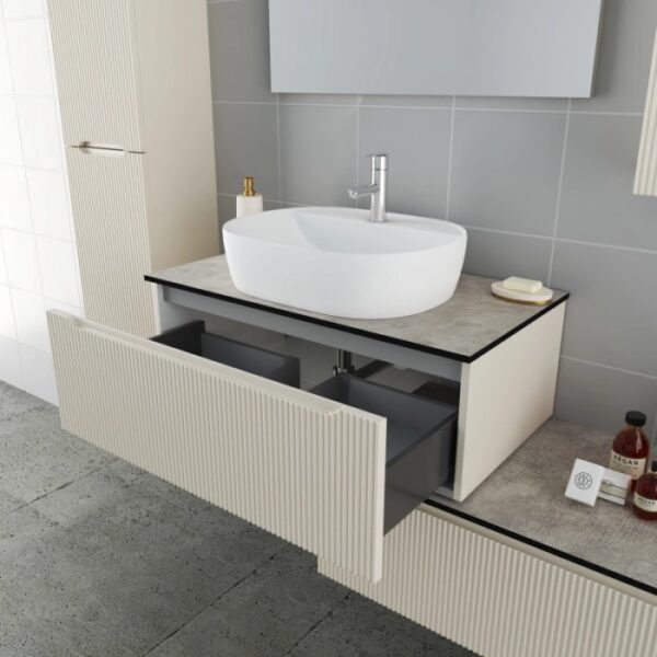 Set bagno moderno con lavabo, mobile bagno con cassetto e specchiera.