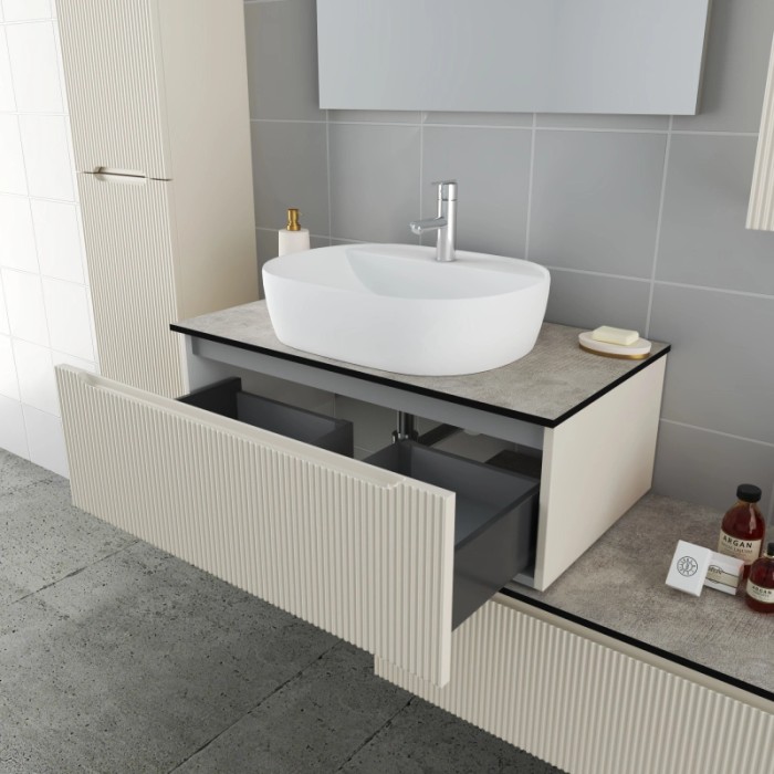 Set bagno moderno con lavabo, mobile bagno con cassetto e specchiera.