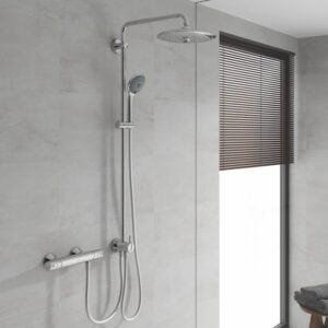 Sistema doccia Grohe Vitalio Joy 260 con soffione e doccetta, braccio doccia e termostato cromato.