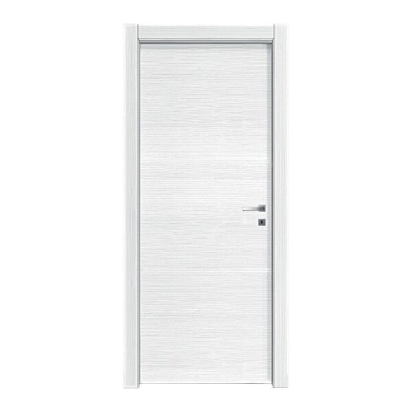 Porta interna bianca con venature orizzontali e maniglia argento.