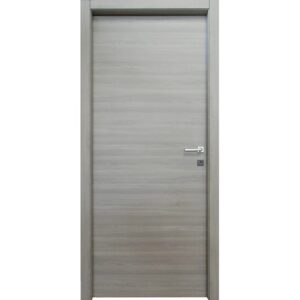 Porta interna grigia con venature orizzontali del legno e maniglia argentata.
