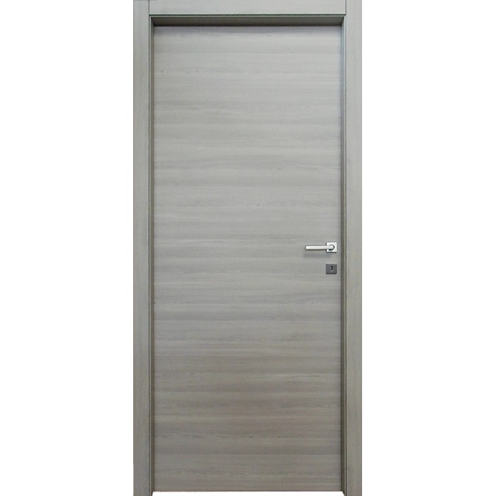 Porta interna grigia con venature orizzontali del legno e maniglia argentata.