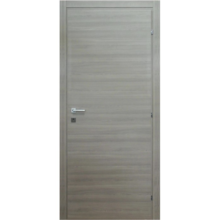 Porta interna grigia con venature orizzontali e maniglia color argento.