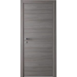 Porta interna grigia con venature del legno e maniglia argentata.