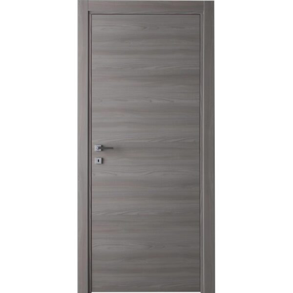 Porta interna grigia con venature del legno e maniglia argentata.