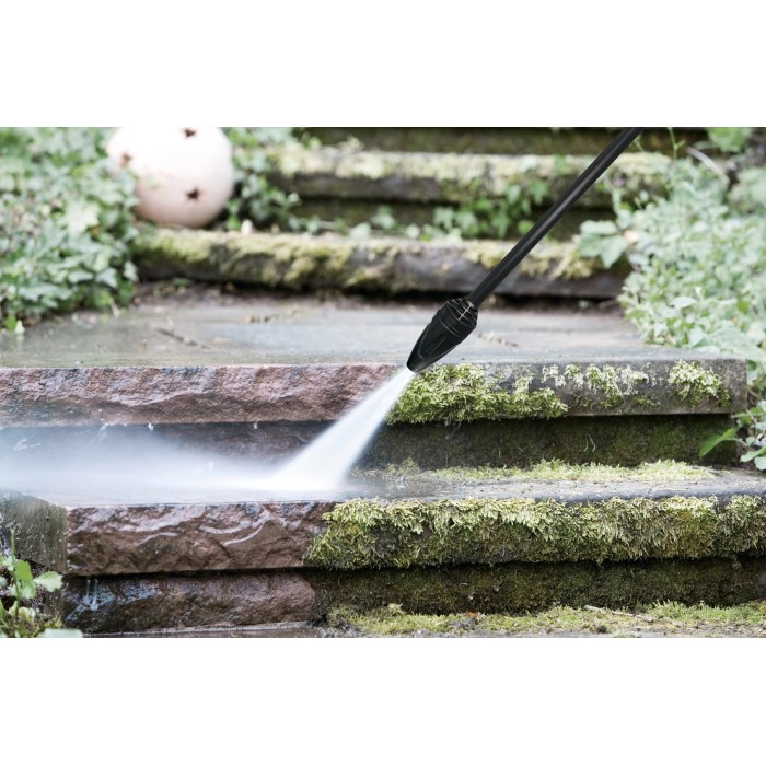 Idropulitrice Kärcher K4 in azione: pulizia di gradini in pietra muschiosa con getto d'acqua limpida.