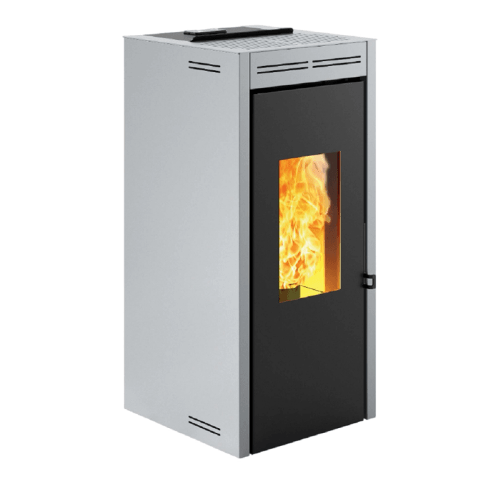 Moderna stufa a pellet t.b.t. con porta nera e vetro per la visione della fiamma.